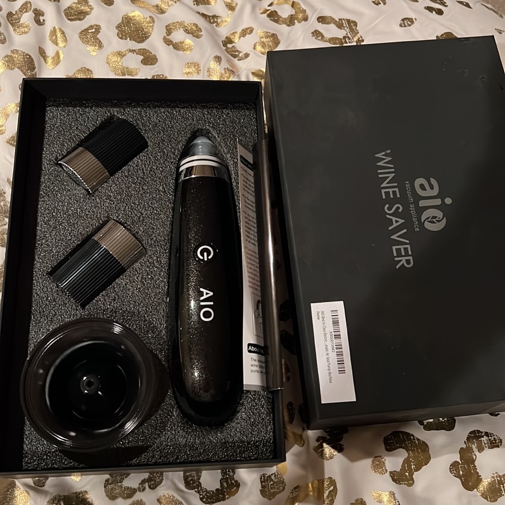AIO brand new in box Wine Saver Set(Handy Pump 1P + Wine Cap 2P + Holder 1P)